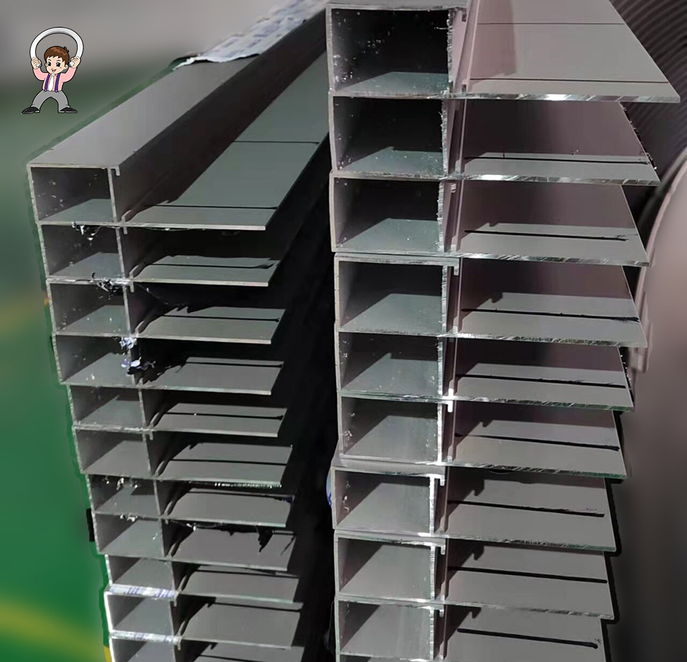 Biegebearbeitung von dekorativem Material aus Aluminiumlegierung