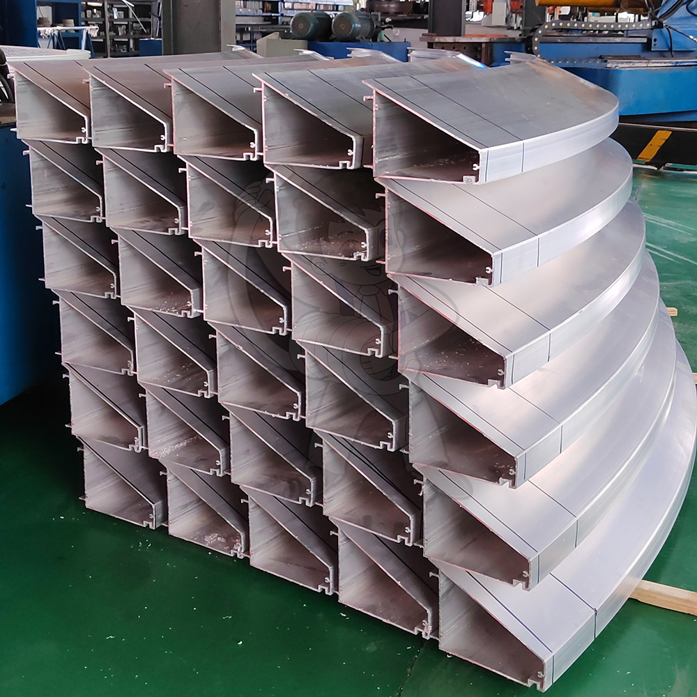 Biegen und Bearbeiten von unregelmäßigen Aluminiumprofilen