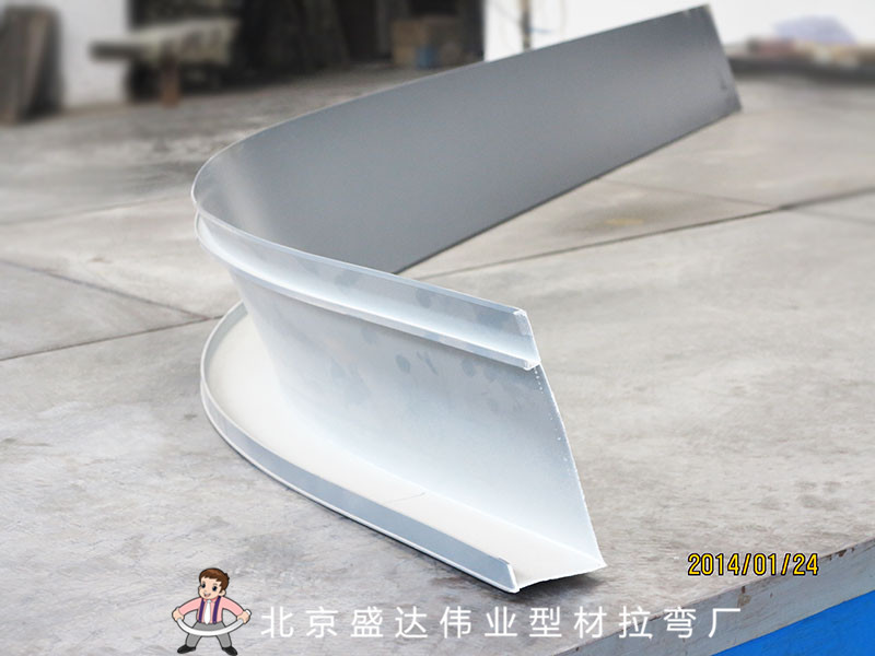 Biegen und Bearbeiten von unregelmäßigen Aluminiumprofilen