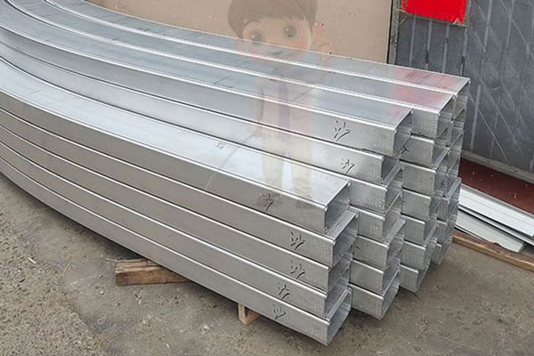 Präzisionsbearbeitung und innovatives Design: Wie industrielle Aluminiumbiegetechnik die Bau- und Transportindustrie antreibt